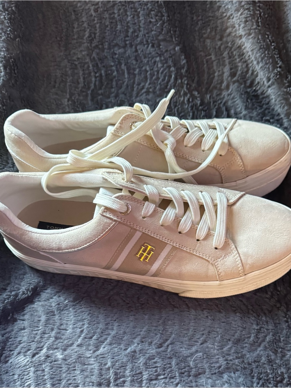 Tommy Hilfiger Cream Low-Top Sneakers with Gold Logo
